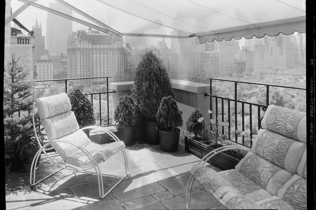 Elizabeth Arden's penthouse terrace at 834 Fifth Avenue, looking south, May 23, 1933. (Photo by Samuel Gottscho. Museum of the City of New York, gift of Gottscho-Schleisner, 88.1.1.2820)